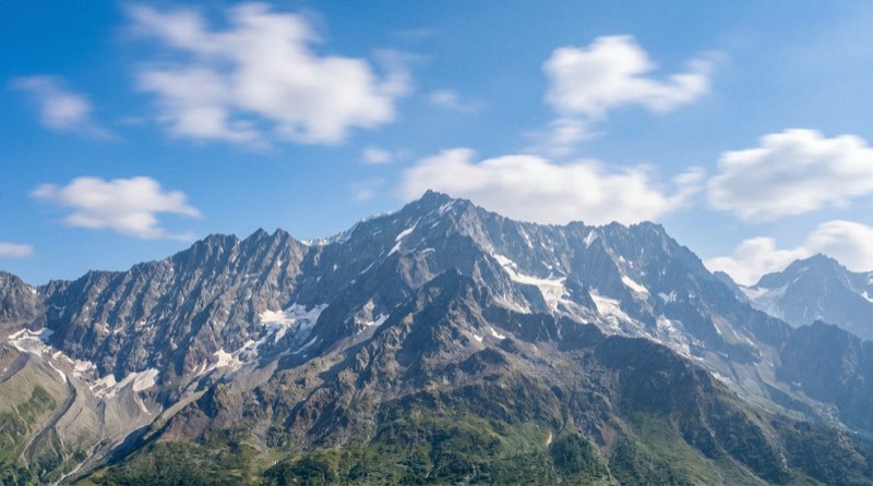 Granitmassiv mit Schneefeldern unter klarem Himmel