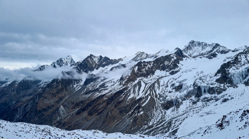 Verschneiter Grat mit tief liegender Wolkendecke