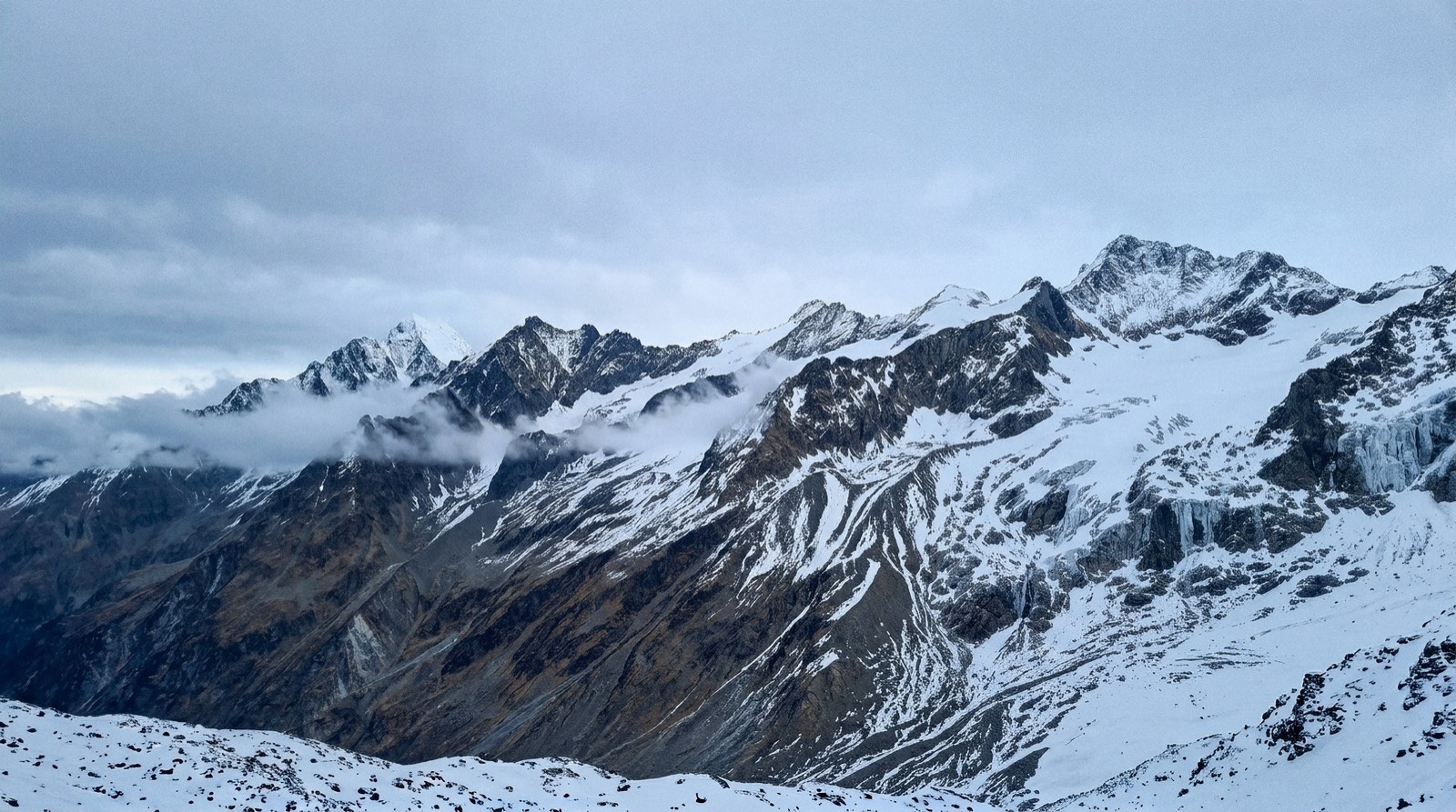 Verschneiter Grat mit tief liegender Wolkendecke